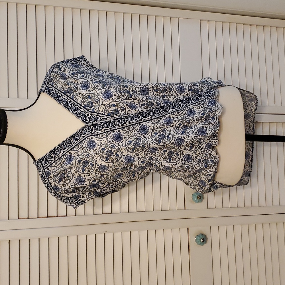 Max Studio 100% Rayon Blue and White V-neck Top, NWT, Size Large